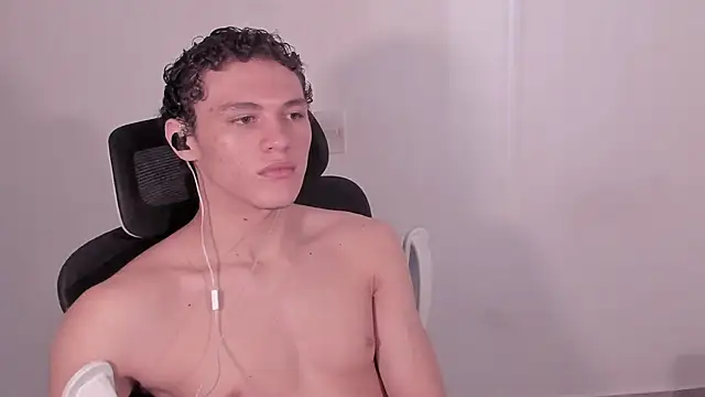 Snapshot of laurent_nova chatting on 26, 4, 2026 laurent nova online show from 26, 4, 2026