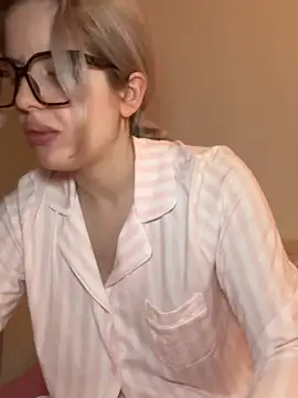 Holly-Glamour online show from 4, 2, 2026