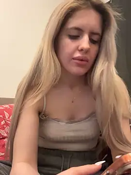 Holly-Glamour online show from 15, 3, 2026