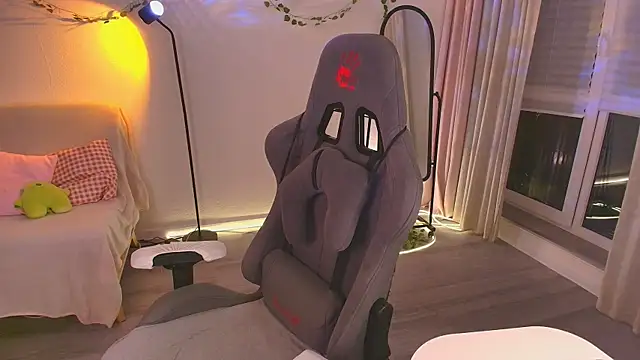 Eva Davi online show from 18, 11, 2025