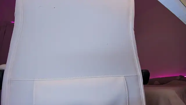 Eva Davi online show from 4, 3, 2025