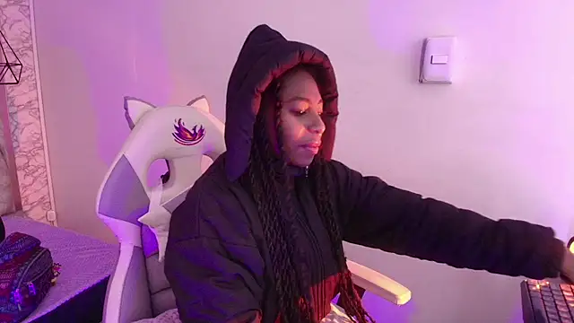 Queen perla  online show from 24, 11, 2025