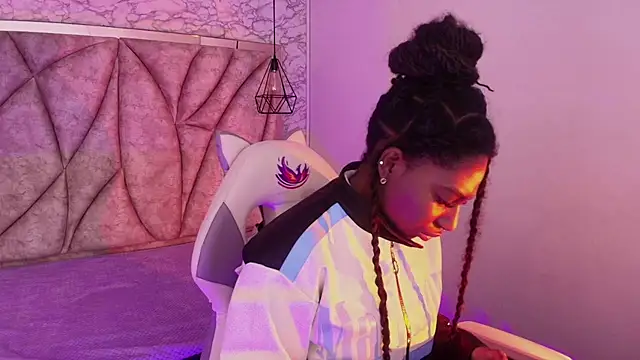 Queen perla  online show from 21, 11, 2025