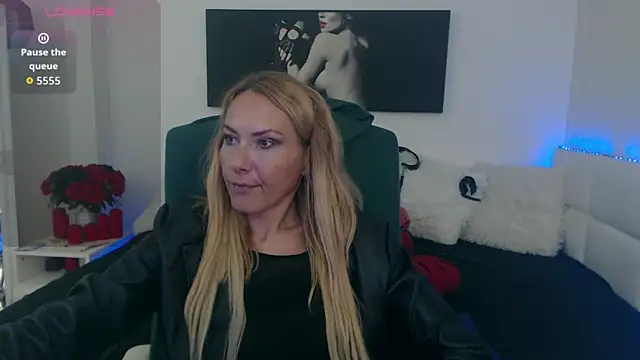 EvelynQueenn online show from 2, 10, 2025