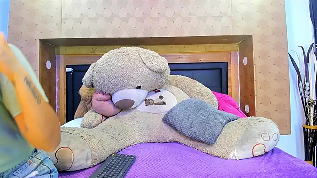 Snapshot of SofiAndNicol chatting on 8, 11, 2025 SofiAndNicol online show from 8, 11, 2025