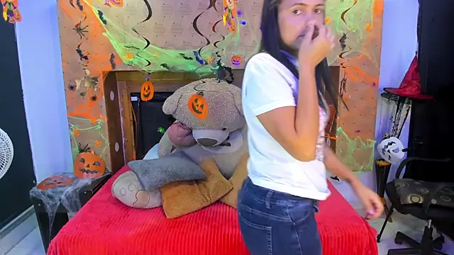 Snapshot of SofiAndNicol chatting on 21, 10, 2025 SofiAndNicol online show from 21, 10, 2025