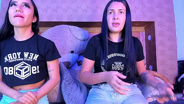 Snapshot of SofiAndNicol chatting on 28, 11, 2025 SofiAndNicol online show from 28, 11, 2025