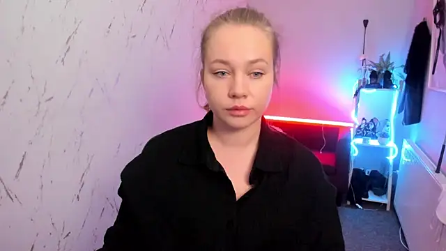 holly xglam online show from 9, 4, 2026