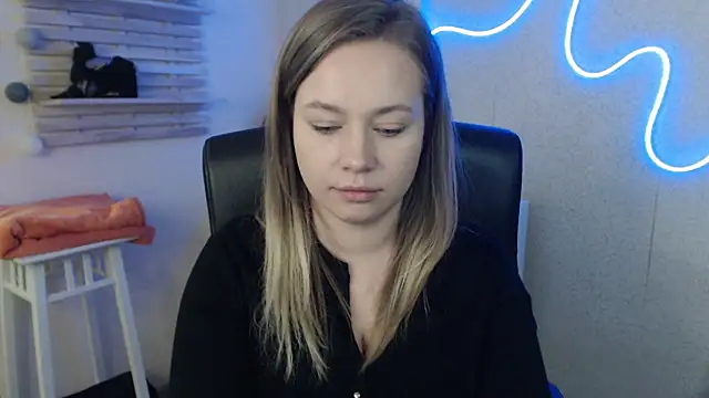 holly xglam online show from 18, 3, 2025