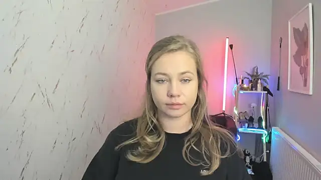 holly xglam online show from 7, 10, 2025