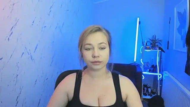 holly xglam online show from 13, 10, 2025