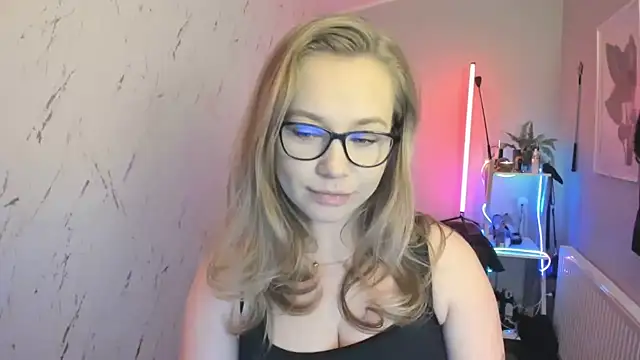 holly xglam online show from 9, 10, 2025