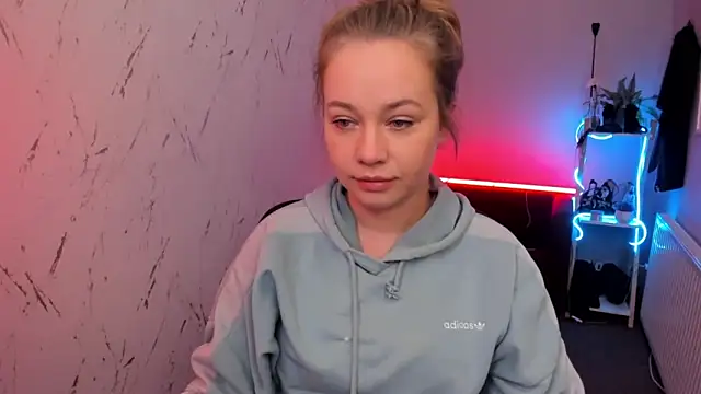 holly xglam online show from 10, 4, 2026