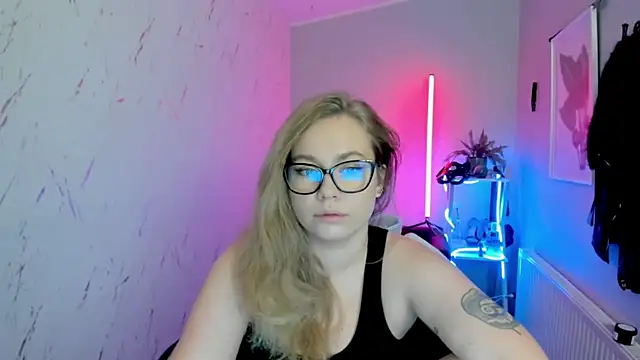 holly xglam online show from 10, 11, 2025