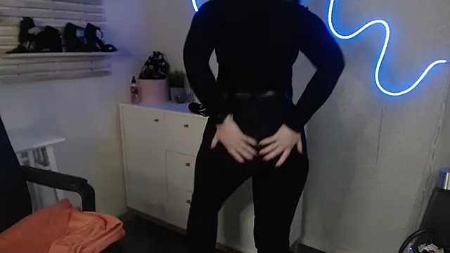 holly xglam online show from 24, 2, 2025