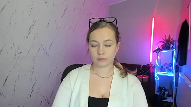 holly xglam online show from 18, 12, 2025