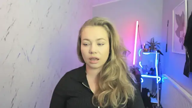 holly xglam online show from 15, 10, 2025