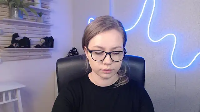 holly xglam online show from 7, 3, 2025