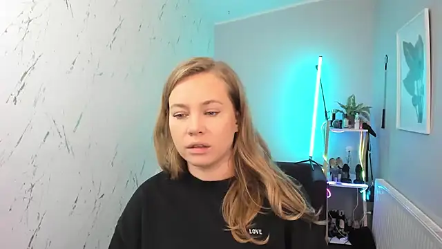 holly xglam online show from 6, 10, 2025