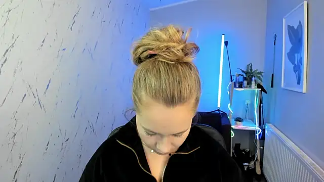 holly xglam online show from 1, 10, 2025