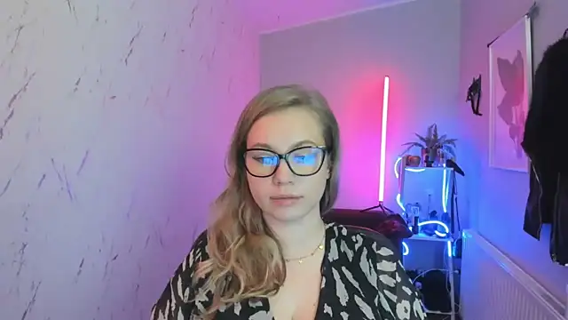 holly xglam online show from 29, 10, 2025