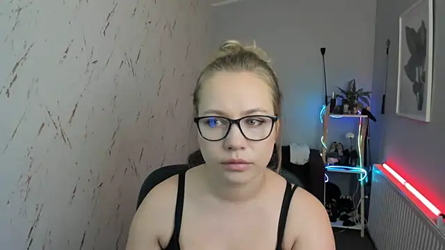 holly xglam online show from 10, 9, 2025