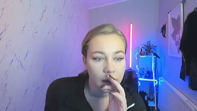 holly xglam online show from 16, 10, 2025