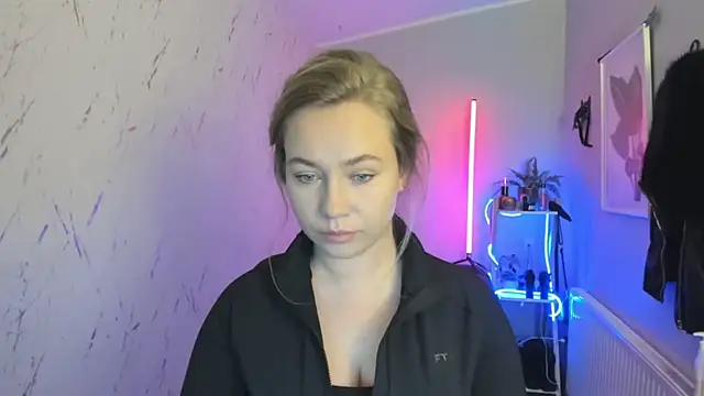 holly xglam online show from 4, 11, 2025