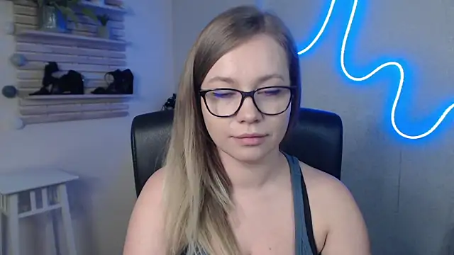 holly xglam online show from 28, 2, 2025