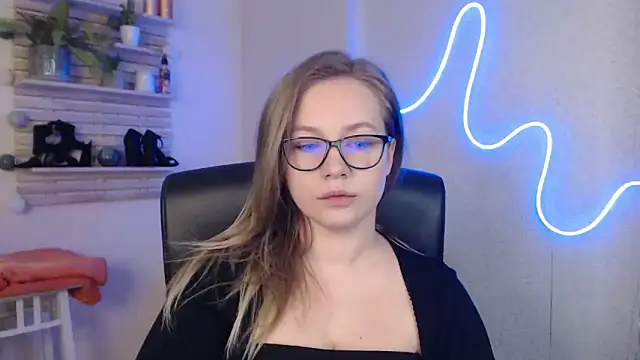 holly xglam online show from 20, 3, 2025