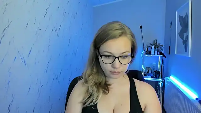 holly xglam online show from 22, 9, 2025