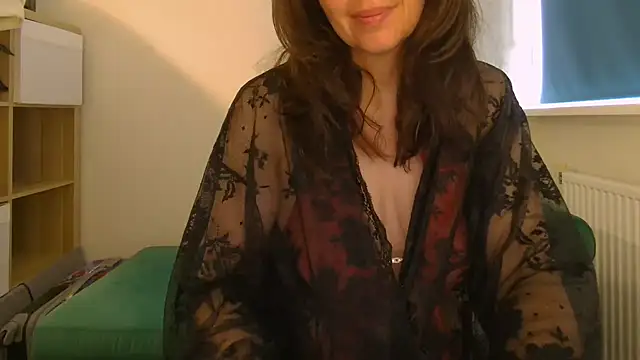 Snapshot of Ella_Next_Door chatting on 4, 5, 2026 Ella Next Door online show from 4, 5, 2026
