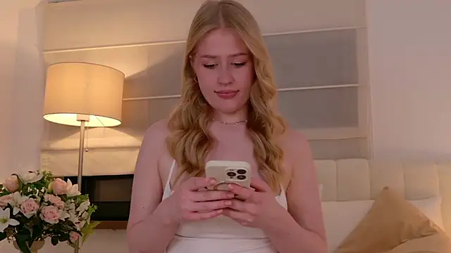 JuliaJaee online show from 5, 4, 2026