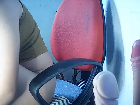 Snapshot of Haralushiaaax chatting on 6, 11, 2025 Haralushiaaax online show from 6, 11, 2025