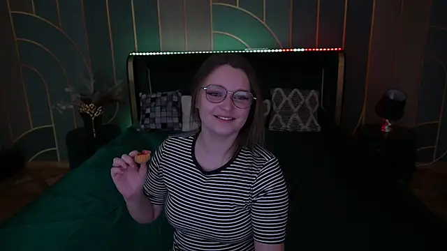 MagicPeachh  online show from 14, 11, 2025