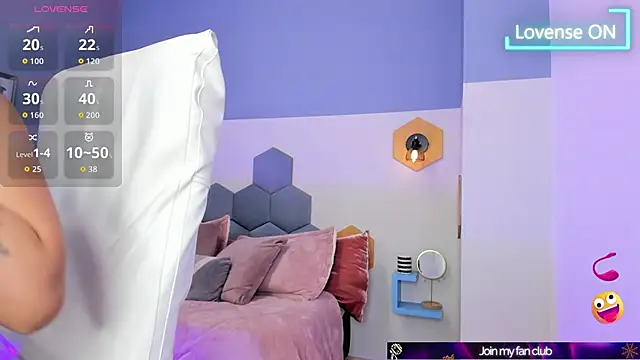 Chloe fischer  online show from 22, 10, 2025