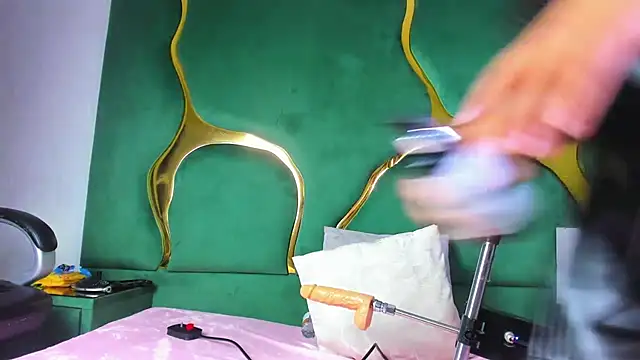 Snapshot of VaneLin18 chatting on 15, 12, 2025 VaneLin18 online show from 15, 12, 2025