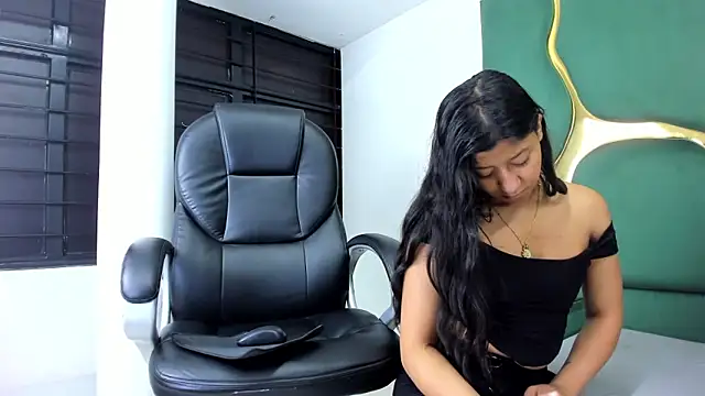 Snapshot of VaneLin18 chatting on 28, 11, 2025 VaneLin18 online show from 28, 11, 2025