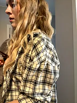 Snapshot of RozzitaBedberry chatting on 8, 11, 2025 RozzitaBedberry online show from 8, 11, 2025