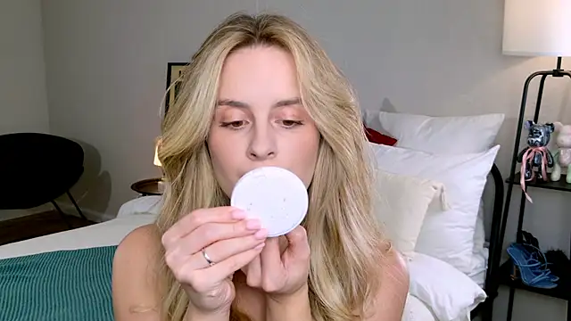 Snapshot of RozzitaBedberry chatting on 12, 10, 2025 RozzitaBedberry online show from 12, 10, 2025