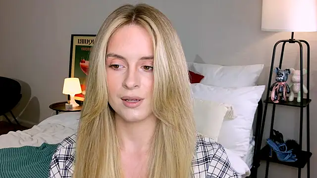 Snapshot of RozzitaBedberry chatting on 18, 10, 2025 RozzitaBedberry online show from 18, 10, 2025