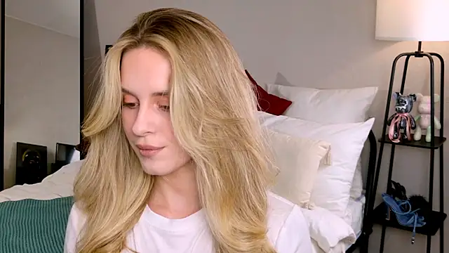 Snapshot of RozzitaBedberry chatting on 17, 10, 2025 RozzitaBedberry online show from 17, 10, 2025