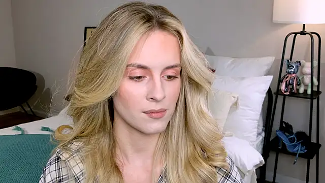 Snapshot of RozzitaBedberry chatting on 19, 10, 2025 RozzitaBedberry online show from 19, 10, 2025