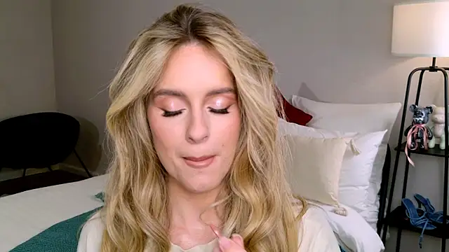 Snapshot of RozzitaBedberry chatting on 22, 11, 2025 RozzitaBedberry online show from 22, 11, 2025