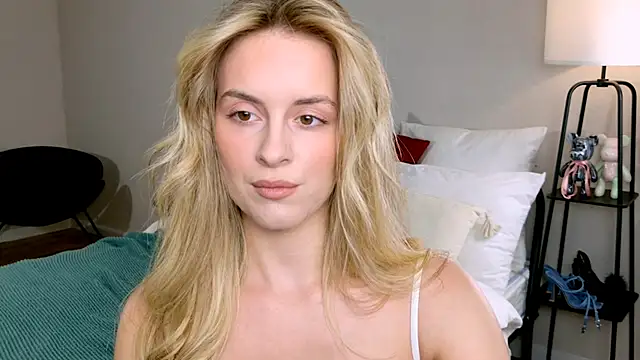 Snapshot of RozzitaBedberry chatting on 22, 10, 2025 RozzitaBedberry online show from 22, 10, 2025