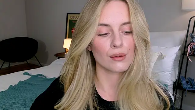 Snapshot of RozzitaBedberry chatting on 18, 11, 2025 RozzitaBedberry online show from 18, 11, 2025