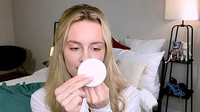 Snapshot of RozzitaBedberry chatting on 15, 10, 2025 RozzitaBedberry online show from 15, 10, 2025