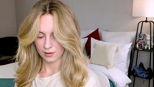 Snapshot of RozzitaBedberry chatting on 4, 11, 2025 RozzitaBedberry online show from 4, 11, 2025