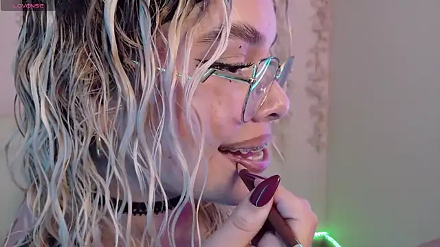 Haelycute online show from 11, 4, 2026