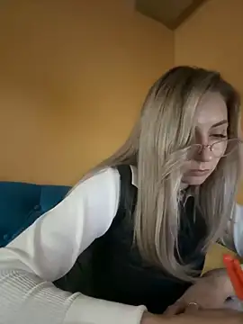 Snapshot of Crazy-Rosa chatting on 4, 2, 2025 Crazy-Rosa online show from 4, 2, 2025